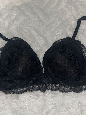 Elegant Lace Bralette in Black with Scalloped Hem